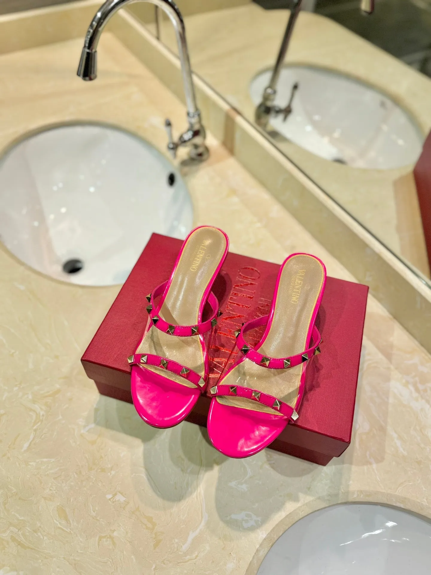 ROCKSTUD MULE SANDALS IN BRIGHT PINK CALFSKIN AND TRANSPARENT PVC FILM