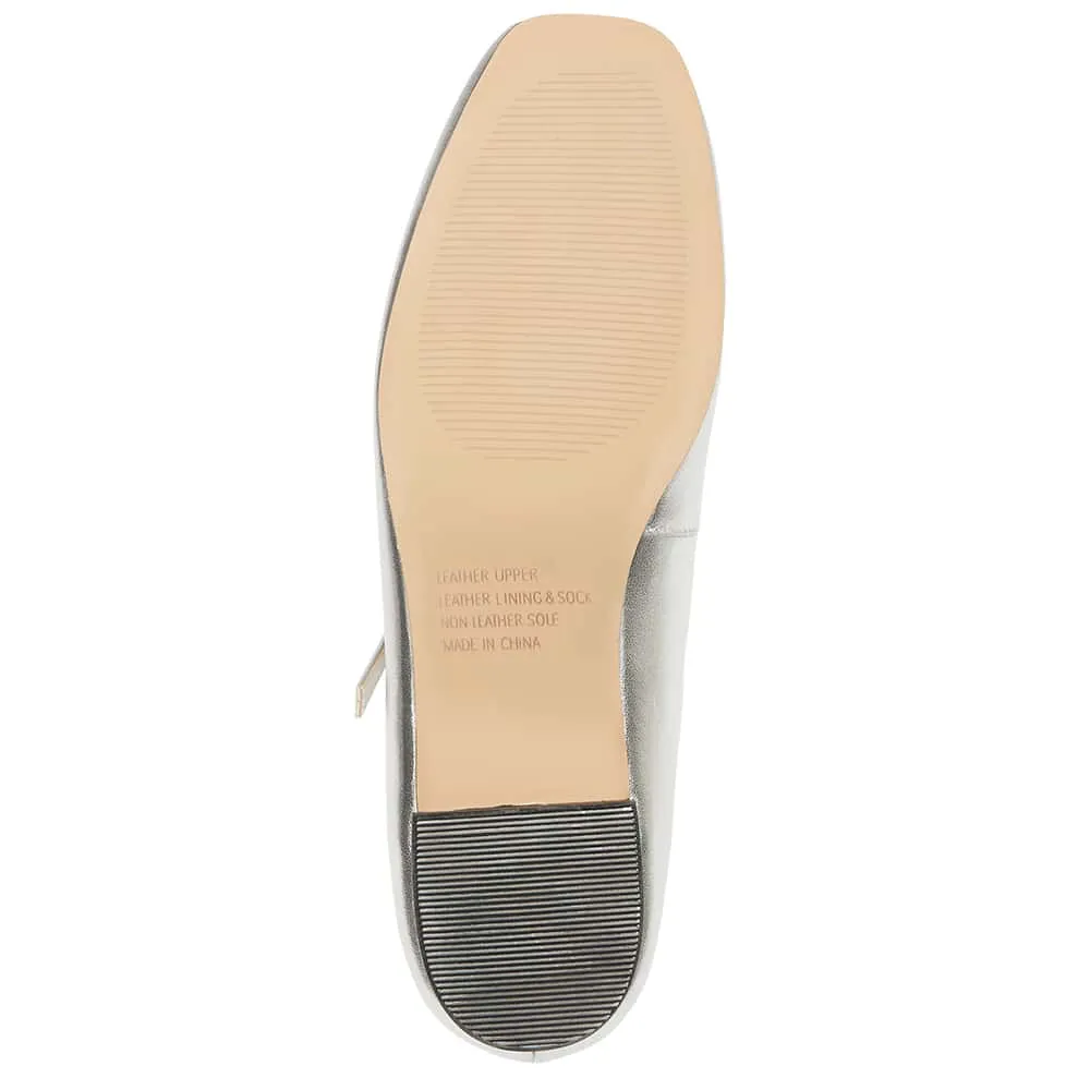 Tottie Flat in Silver Leather